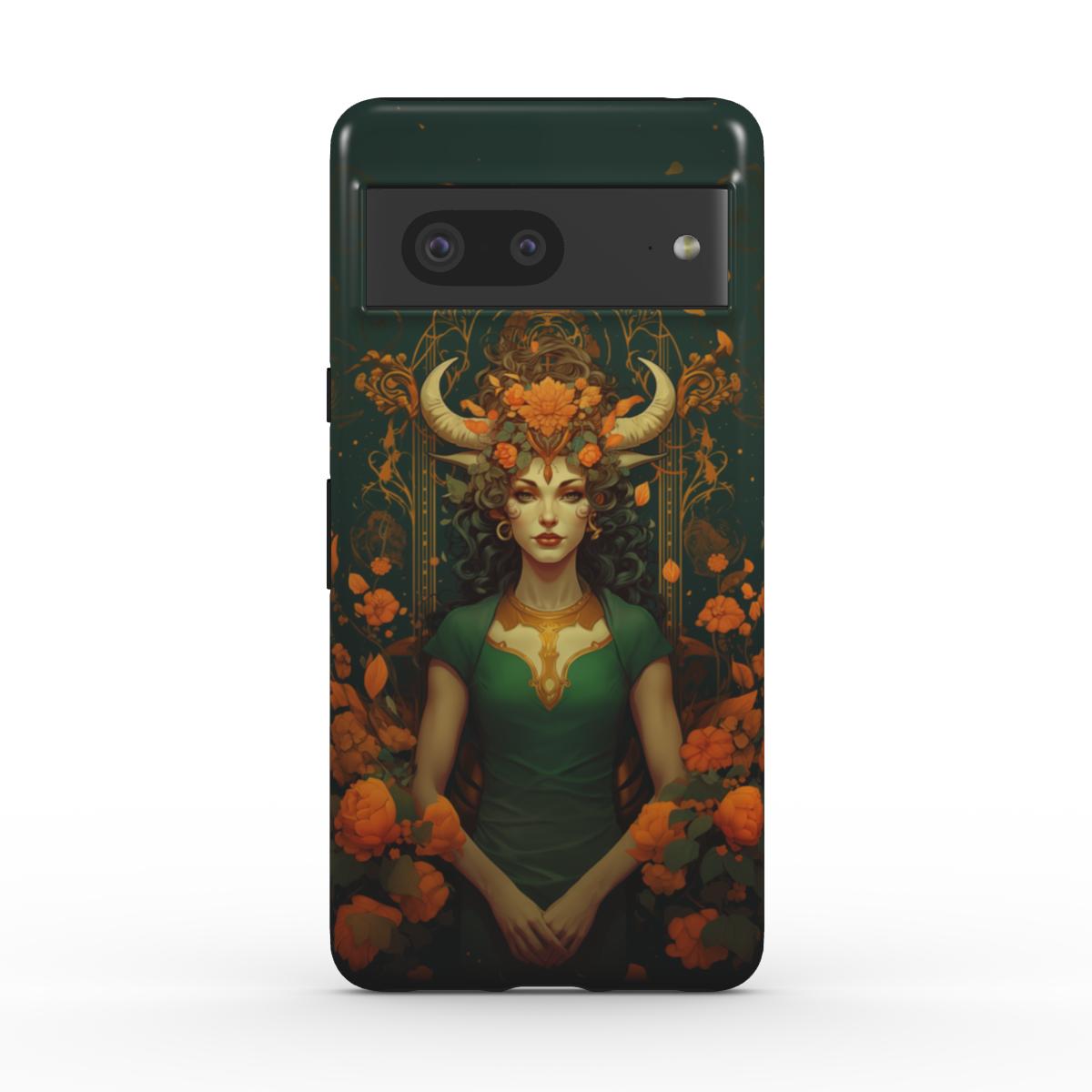 Robuste Handyhülle im Astrologie-Design. Eine Latina-Frau mit Locken und Blumen im Haar sowie zwei stilisierten Stierhörnern blickt anmutig nach vorne. Sie trägt ein grünes Kleid und goldenen Schmuck. Um sie herum orangene Blüten. Rot-grünes Farbkonzept, für Sternzeichen-Enthusiasten